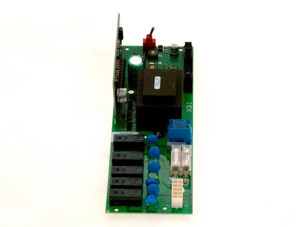 PCB von Bosch mit mehreren Relaissockeln, Anschlussklemmen und elektrischen Komponenten. Die Platine hat eine grüne Farbe und ist für die Installation in elektrischen Geräten vorgesehen.